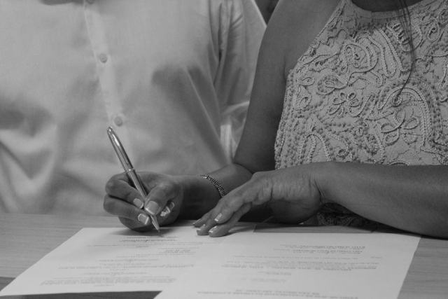Photo d'illustration : documents contrat signature bureau