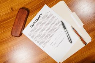 Documents de succession et contrat de prévoyance posés sur un bureau