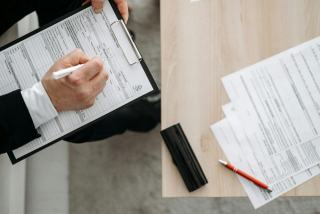 Démarches après un décès : guide complet des formalités 2026
